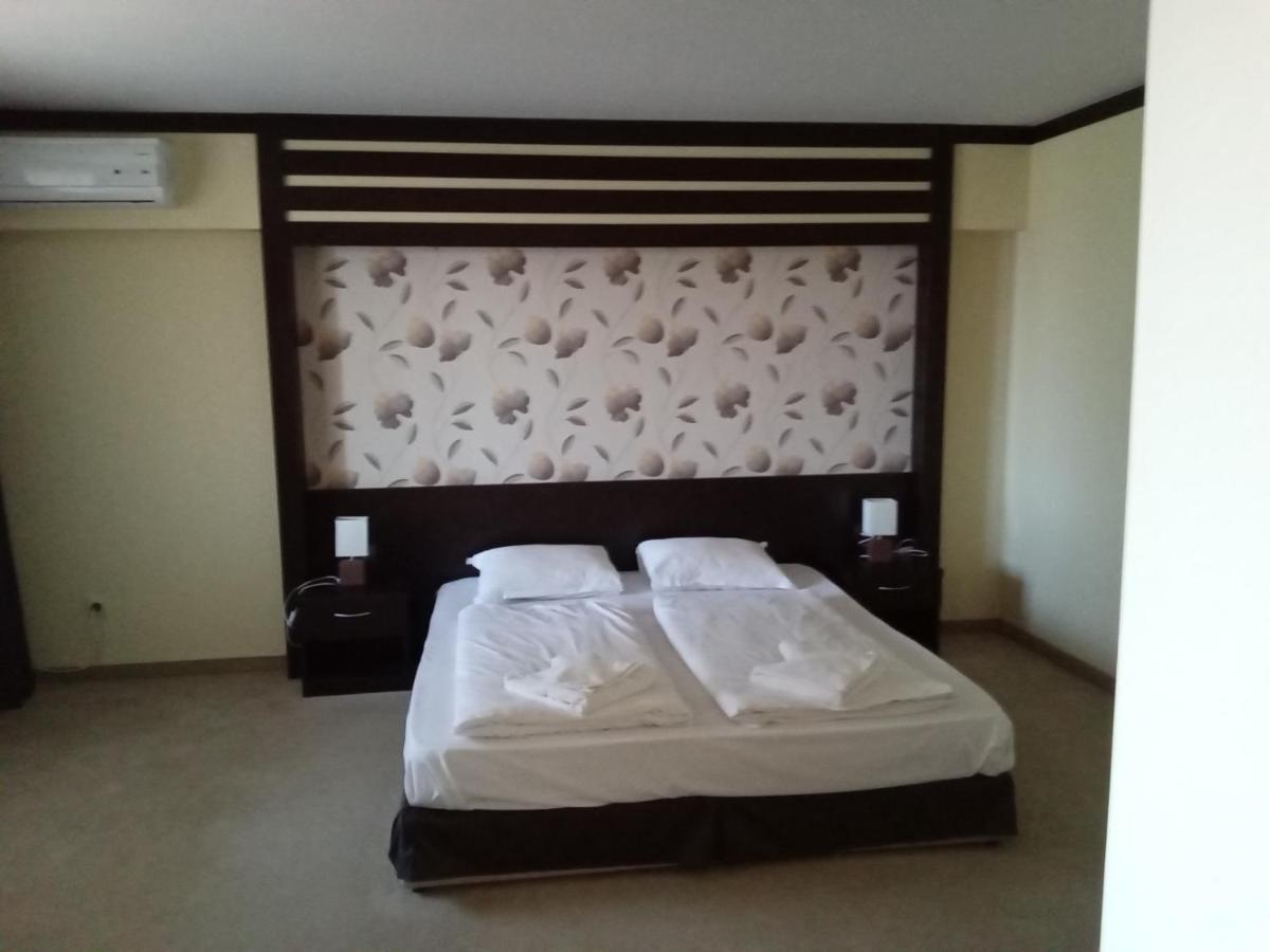 Park Hotel Stratesh Lovecs Kültér fotó